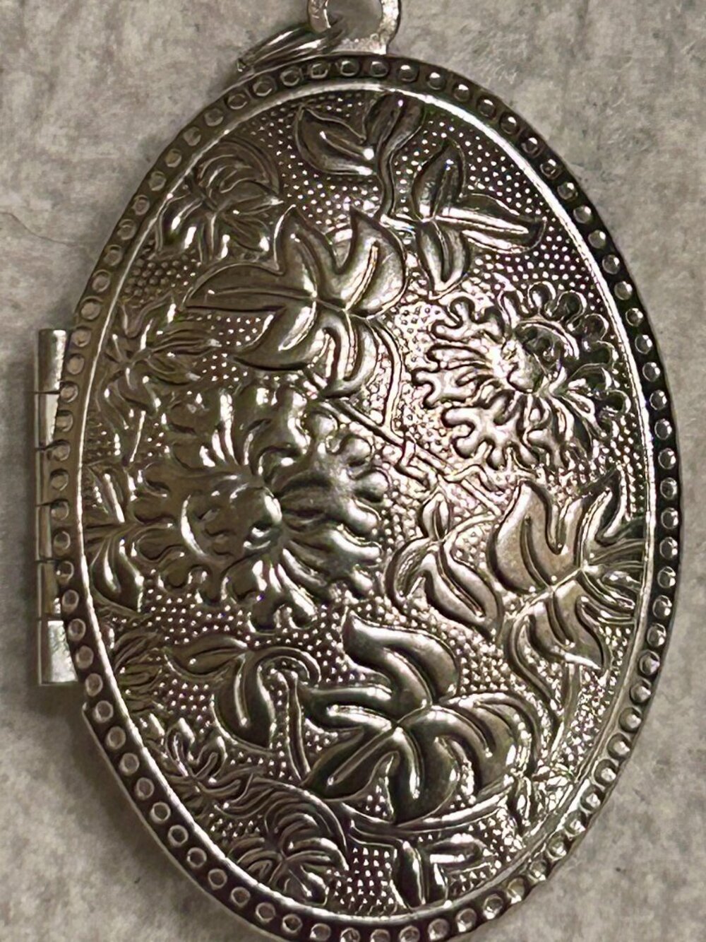 Vintage Sterling Silver 925 Oval Embossed Floral Leaf Photo Locket Pendant.